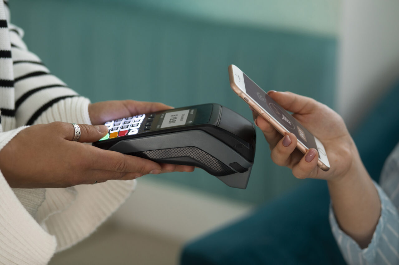 person-paying-with-nfc-technology-restaurant https://www.centroservizitf.it/wp-content/uploads/2026/07/person-paying-with-nfc-technology-restaurant-1280x853.jpg